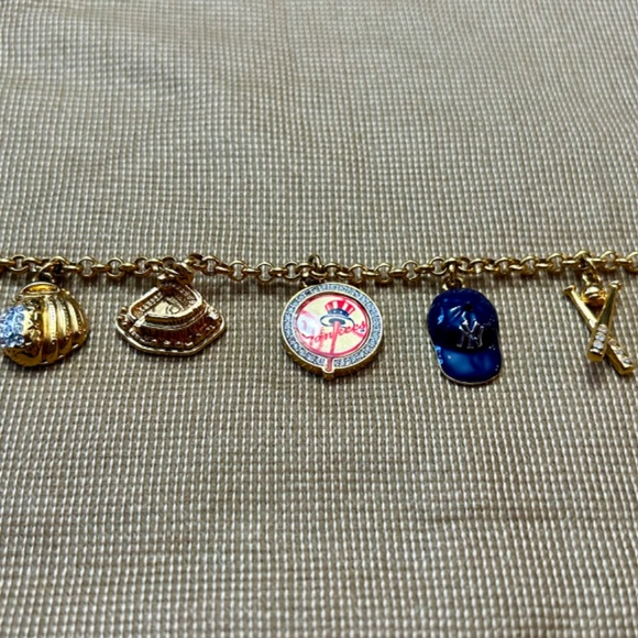 Danbury Mint New York Yankees charm bracelet - Picture 12 of 12